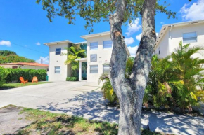 Sleeps 20! LARGE fam/group 15 minutes from Beach
